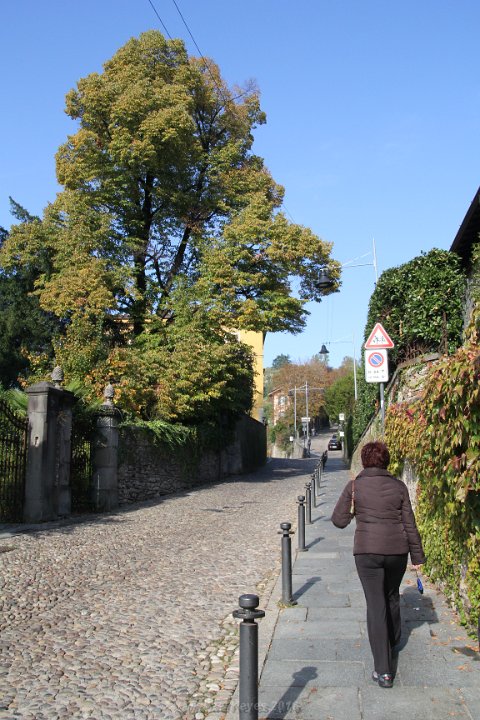 IMG_1641.JPG - Beginning our climb to San Vigillio