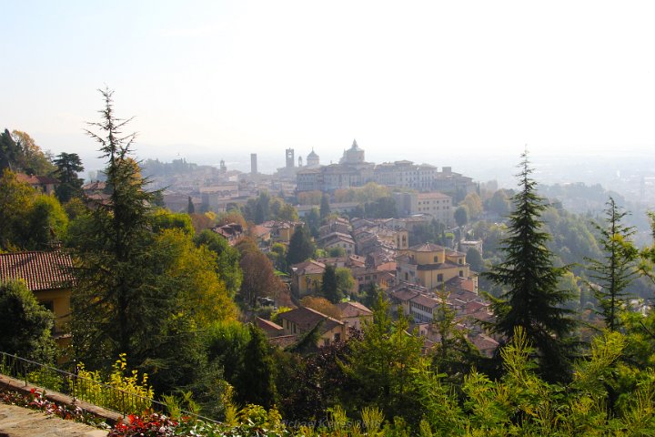 IMG_1654.JPG - Looking down, to Citta Alta Bergamo, as we are climbing to San Vigillio