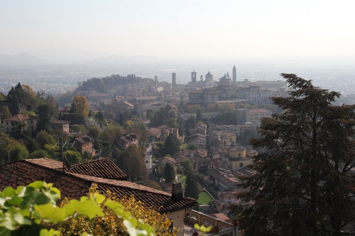 IMG_1666.JPG - Looking down, to Citta Alta Bergamo, as we are climbing to San Vigillio