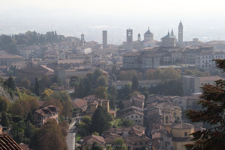 IMG_1667.JPG - Looking down, to Citta Alta Bergamo, as we are climbing to San Vigillio