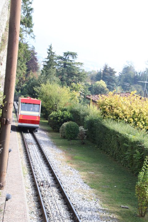 IMG_1713.JPG - Funicular arriving from below