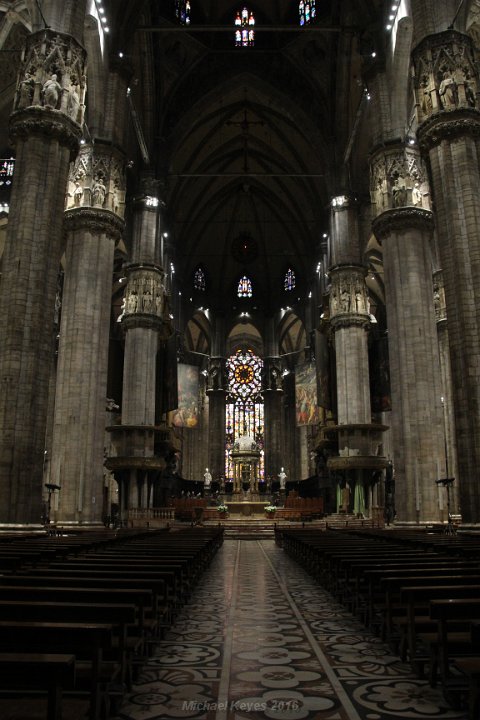 IMG_1913.JPG - another shot of the main aisle... 