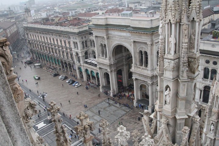 IMG_2014.JPG - Galleria below... from the rooftop terraces of the Duomo.