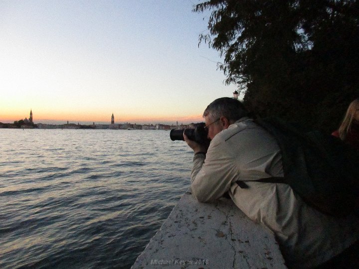 IMG_0557.JPG - Capturing the Sunset. 