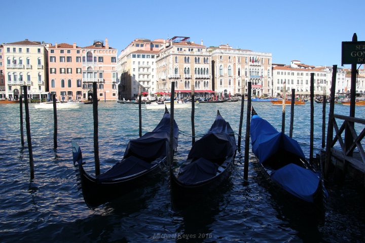 IMG_2566.JPG - Gondolas looking back east over the Grand Canal