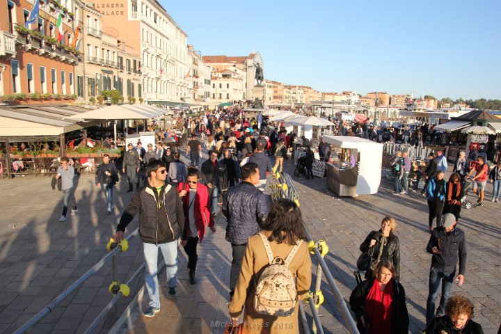 IMG_2701.JPG - This walkway along the grand canal is very very crowded... After waking though the  Zattare it was like Day and Night. 