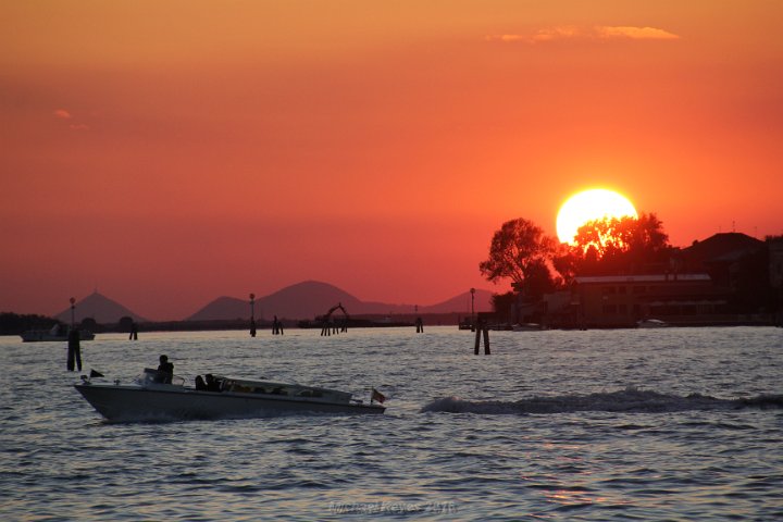 IMG_2775.JPG - The boat traffic never ceases