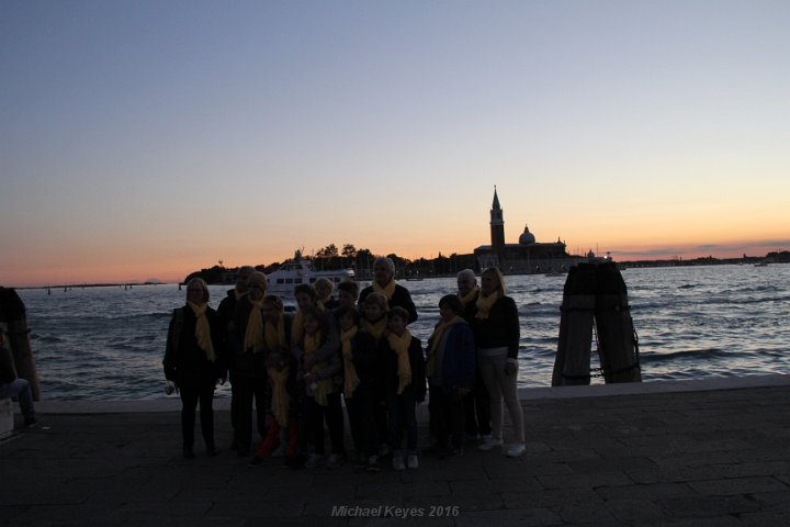 IMG_2819.JPG - Yellow Scarves... what a great idea!