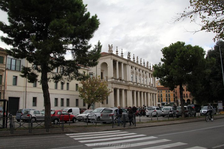 IMG_2383.JPG - Public buidling in Vicenza