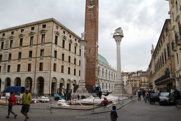 IMG_2385.JPG - There it is, Basilica Palladiana,  and the typical liion atop the tower. 