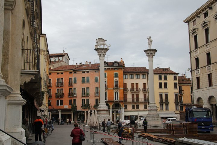 IMG_2392.JPG - The winged lion and  St Theodore atop the pillars match those in Piazza San Marco in Venice. 