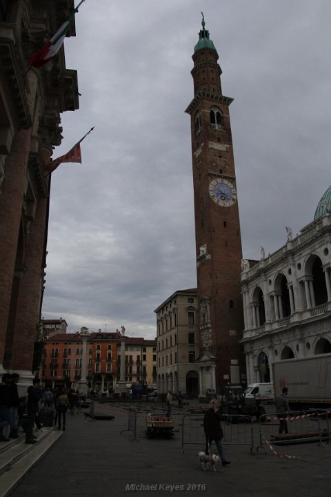 IMG_2394.JPG - Basilica Palladiana and the Torre dei Bissari.