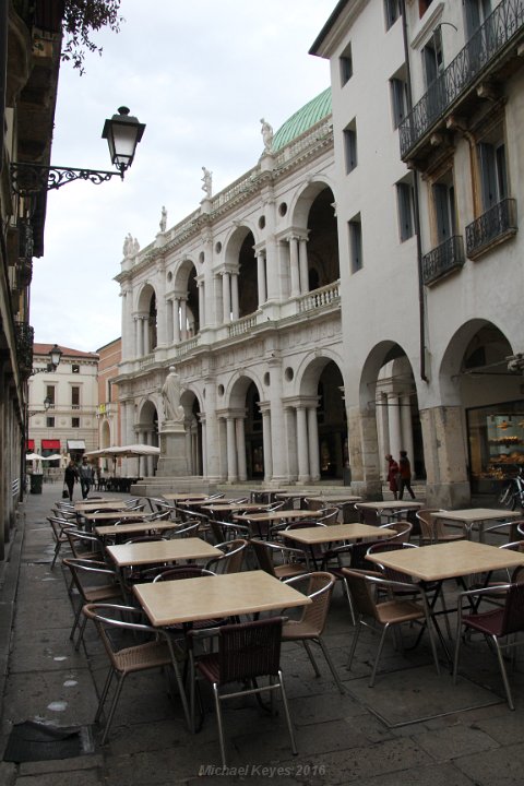 IMG_2406.JPG - You have to time your meals... Lunch is not served after 2:00PM...  The tables are prepared for dinner.     We had a nice snack in a bakery... and had a wonderful dinner in Padova later this evening. 