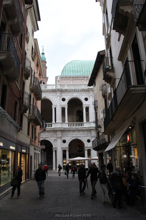 IMG_2424.JPG - Walking through the streets of Vicenza.   