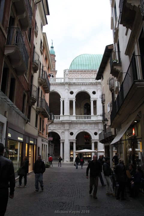 IMG_2425.JPG - Walking through the streets of Vicenza.   