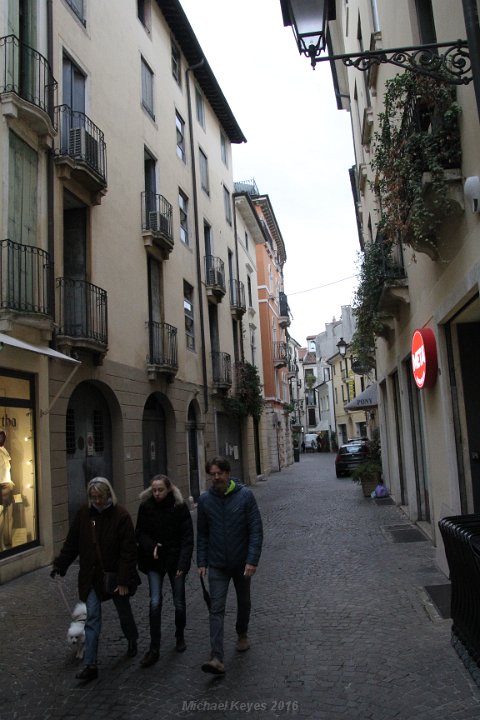 IMG_2426.JPG - Walking through the streets of Vicenza.   