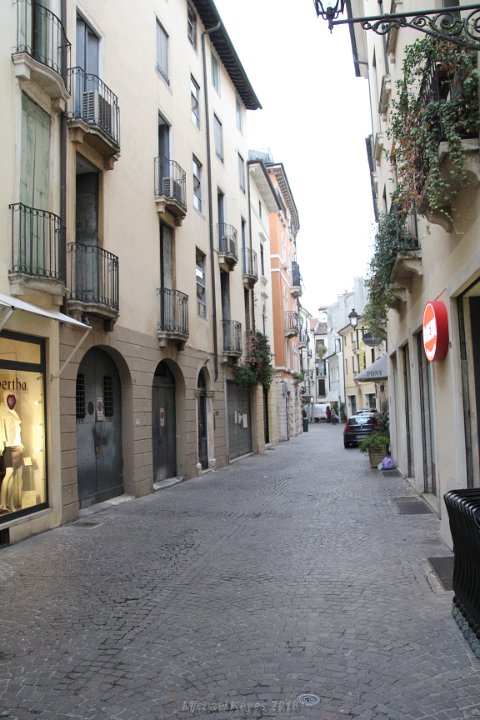 IMG_2427.JPG - Walking through the streets of Vicenza.   