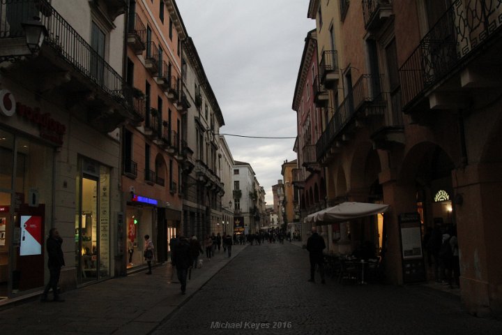 IMG_2428.JPG - Walking through the streets of Vicenza.   