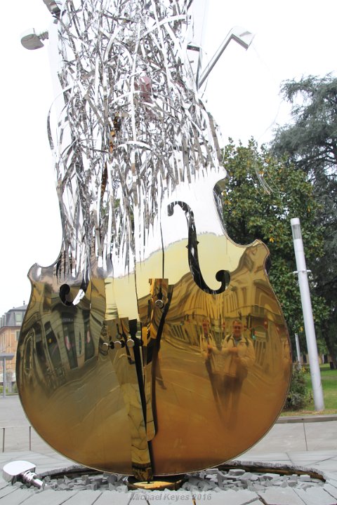 IMG_3479.JPG - Violin, outside the train station ... you can seel a bit of a selfie. !