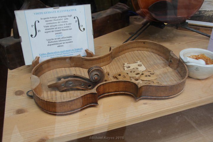 IMG_3557.JPG - The first of many shop windows... for luthier... 