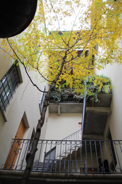 IMG_3635.JPG - An intimate view of the interior courtyards of the villas... we passed on our walk. Palazzo del Comune