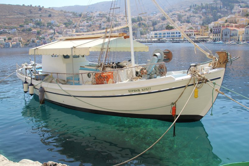 IMG_0095.JPG - White Boat, and deep clear water harbor