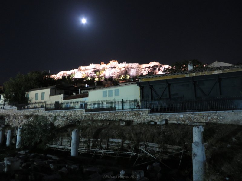 IMG_5685.JPG - Full Moon over the acropolis , from Monastraki. 