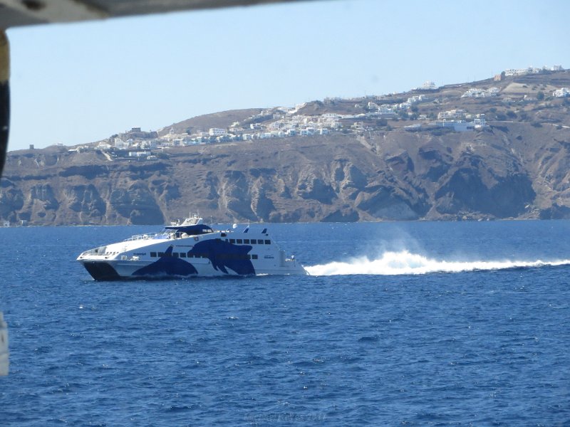 IMG_5707.JPG - Looking up at santorini. 