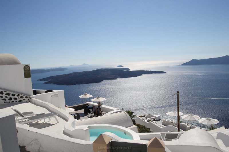 IMG_7017.JPG - t’s amazing that the stunning white-washed villages are perched atop Santorini’s reddish cliffs. 