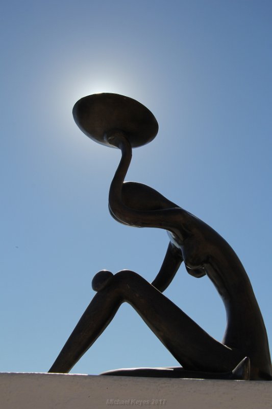 IMG_7032.JPG - Holding the Sun!